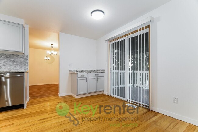 Building Photo - Kent Luxury Home with Double Primary Suite...