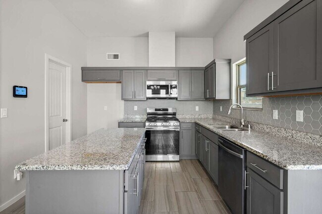 Building Photo - 629 Cedarwood Ave