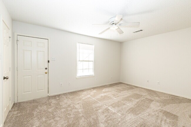 Building Photo - 2 Bedroom 2 Bathroom Duplex