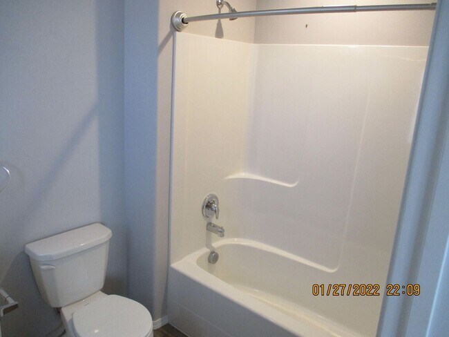 Building Photo - Beautifully remodeled 3 bed, 3 bath Duplex