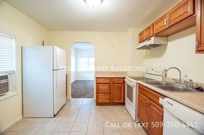 Building Photo - 3004 W Lakeside Dr