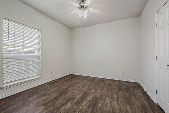 Building Photo - SUBLEASE AVAILABLE IMMEDIATELY!  Great 4 B...