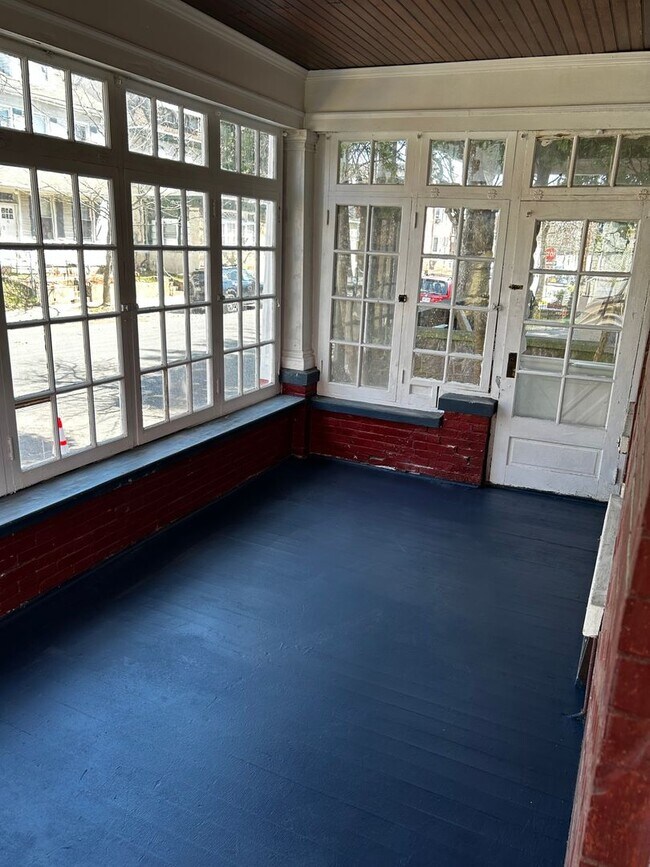 Building Photo - 1st floor Apt, 2b/1B- Available for immedi...