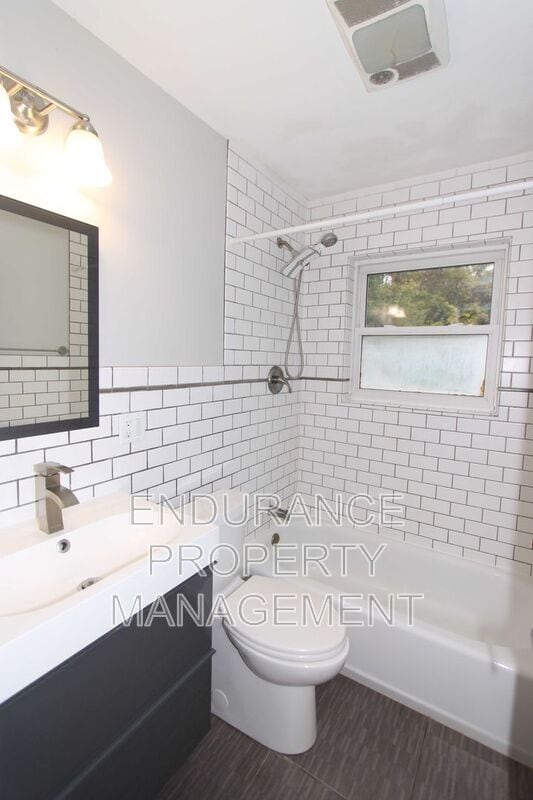 Building Photo - 1646 Raglan St