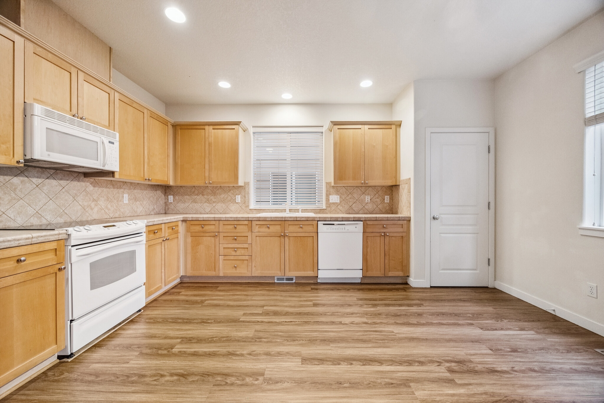 Building Photo - 325 NW 209th Ave