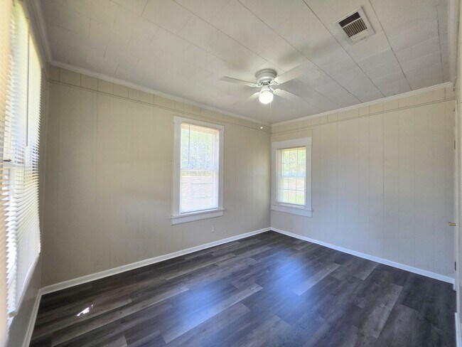 Building Photo - 3BR/1BA home with Bonus Room and large fenced back yard