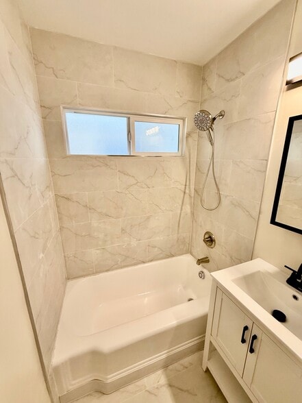 Building Photo - 14122 Delano St