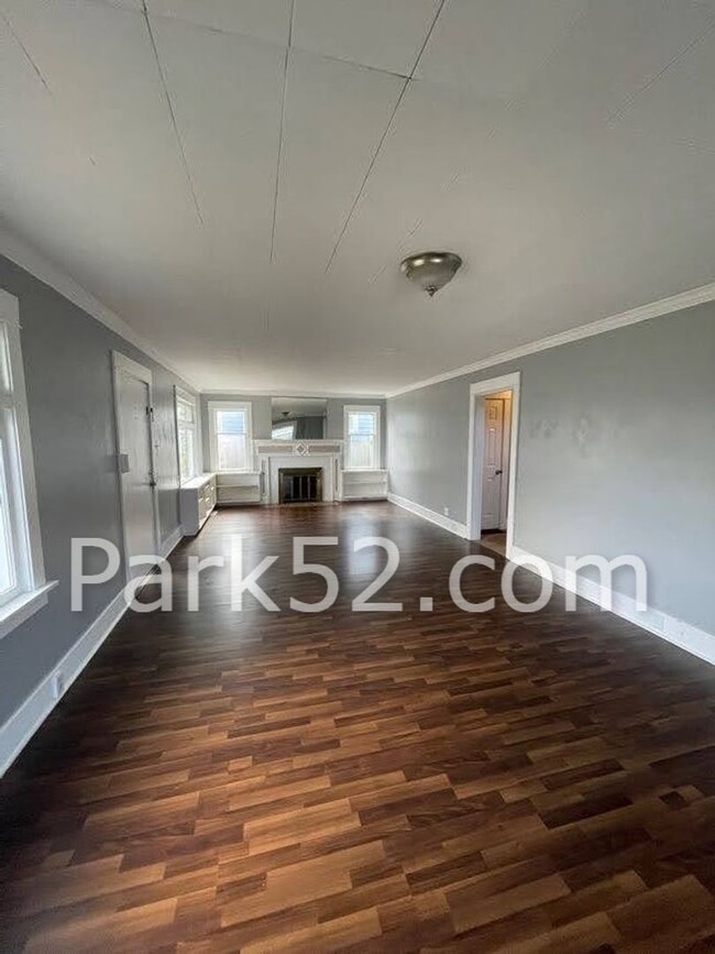 Building Photo - Charming 3 Bed 1 Bath Large Craftsman Styl...