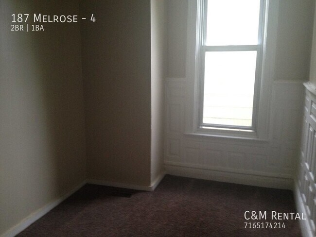 Building Photo - 2 Bedroom Lower Apartment