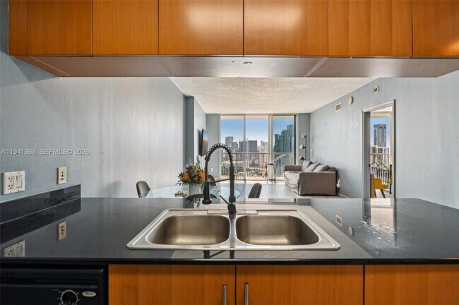 Building Photo - 1750 N Bayshore Dr