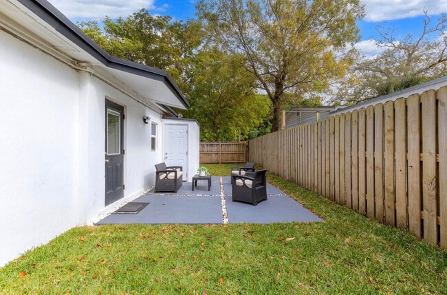 Building Photo - 3201 SW 9th Ave