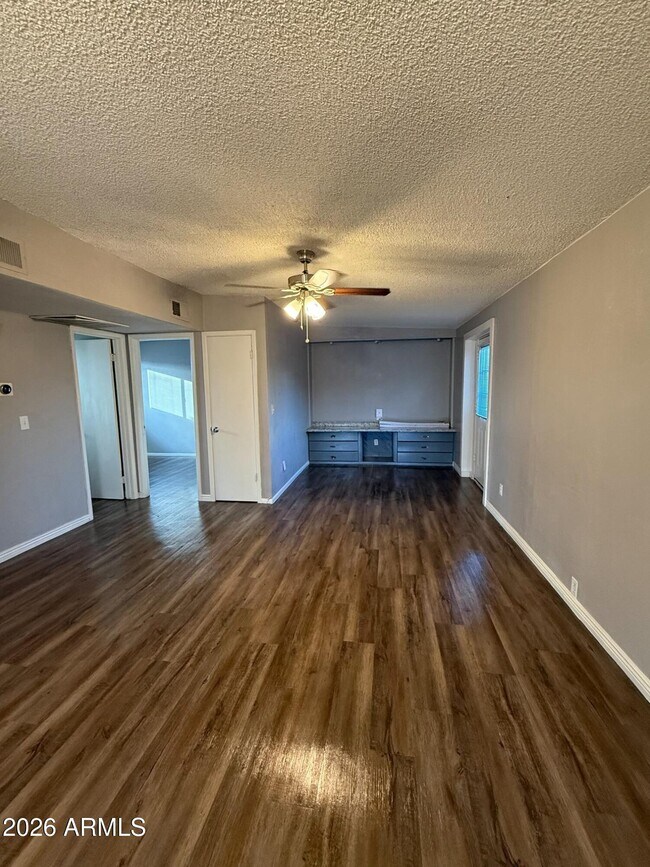 Building Photo - 102 E Ivy St