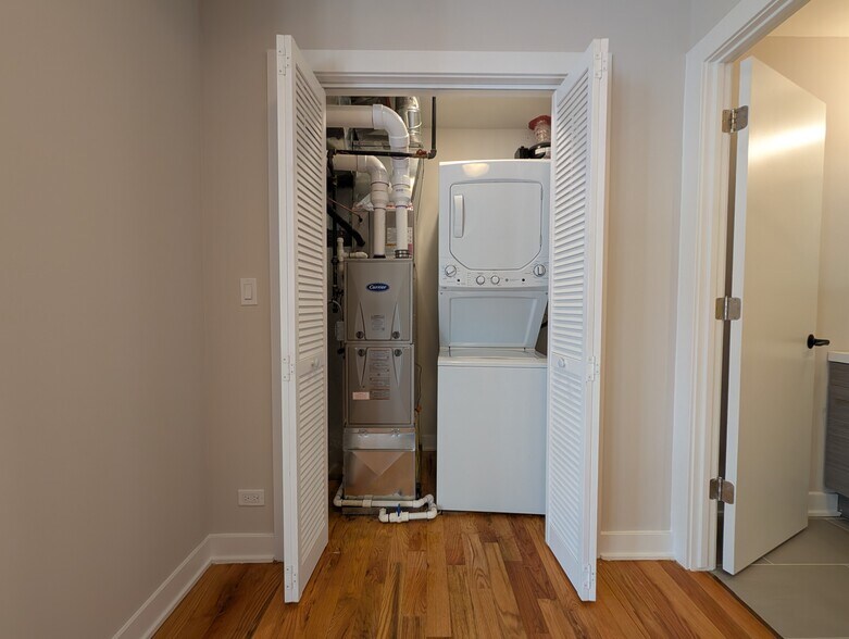 Building Photo - 648 W Wrightwood Ave