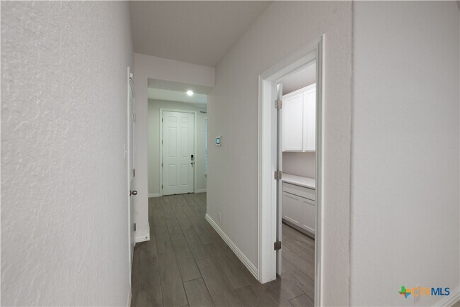 Building Photo - 2089 Egret Ave