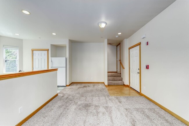 Building Photo - August Rent 50% Off  - Courtyards Condominium unit in Town