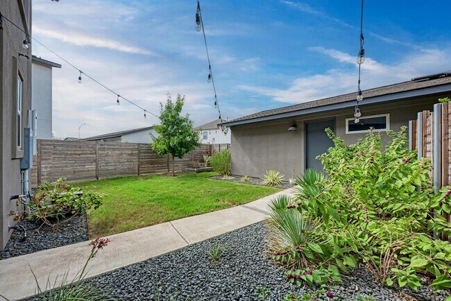 Building Photo - 5408a Baythorne Dr