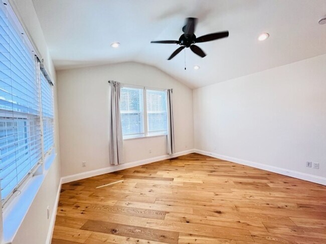 Building Photo - Charming and Move-in Ready 3BD/2BA, Single...