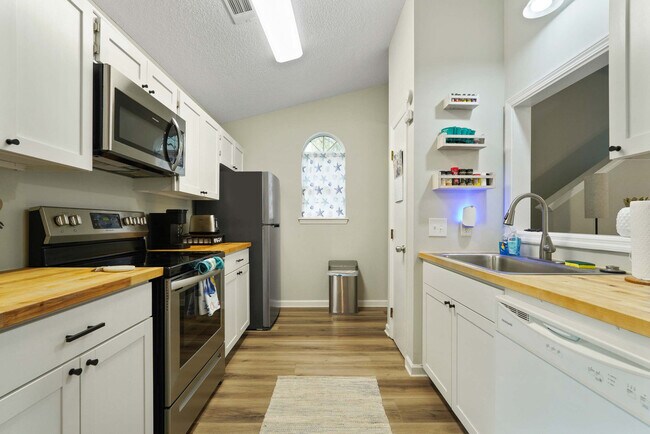 Building Photo - 529 Pointe S Dr