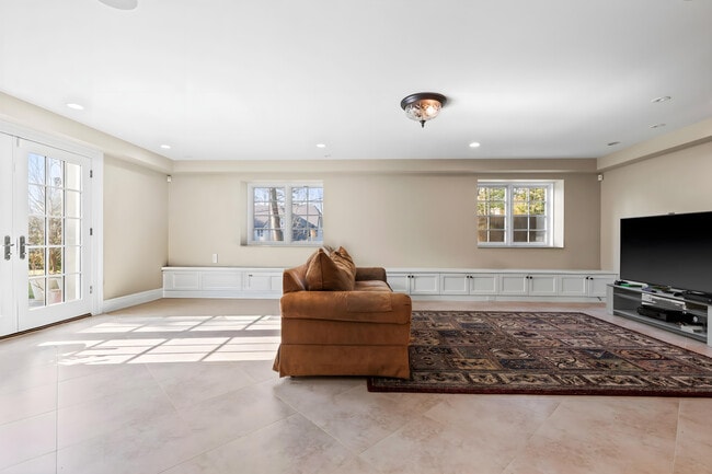 Building Photo - 47 Greenacres Ave