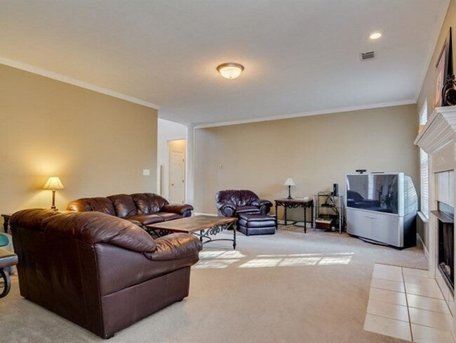 Building Photo - 5 bedroom, 3.5 bathroom home with pool in ...