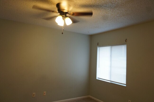 Building Photo - 5492 Pinehaven Ct