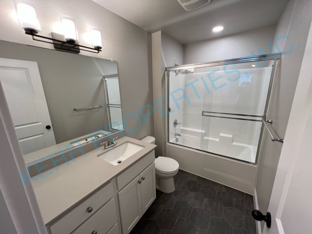 Building Photo - 3 bd / 2.5 Bth - Gas Fireplace - Central A/C - Attached Garage - Pet Friendly!