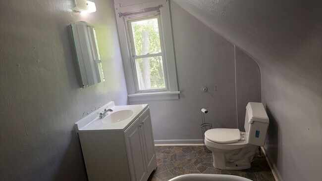 Building Photo - Charming 3-Bedroom Home in Peaceful West Toledo