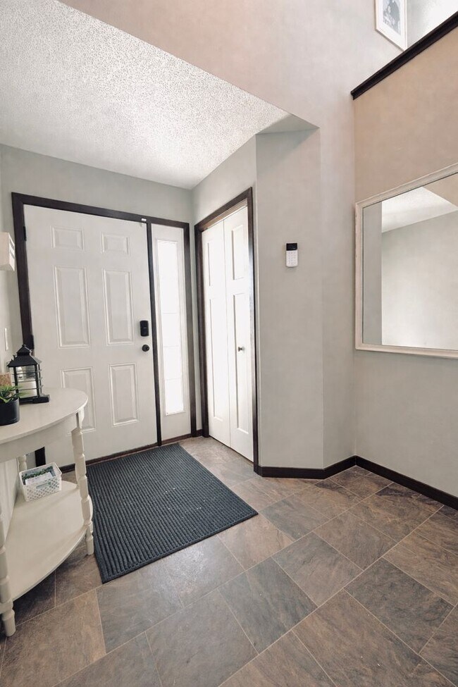 Building Photo - Beautiful 3bed 2bath Including a Master Suite