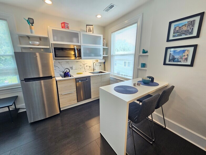 Newly renovated kitchen with new dishwasher and microwave - 3541 Fort Ave