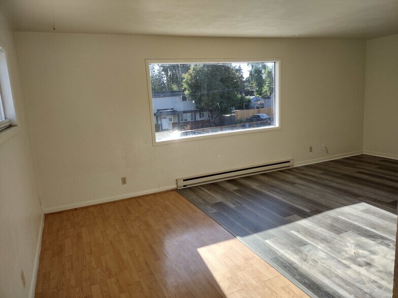 Building Photo - 828 25th St SE