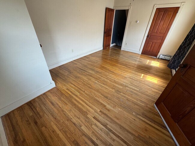 Building Photo - THREE BEDROOM/ONE BATH TWIN