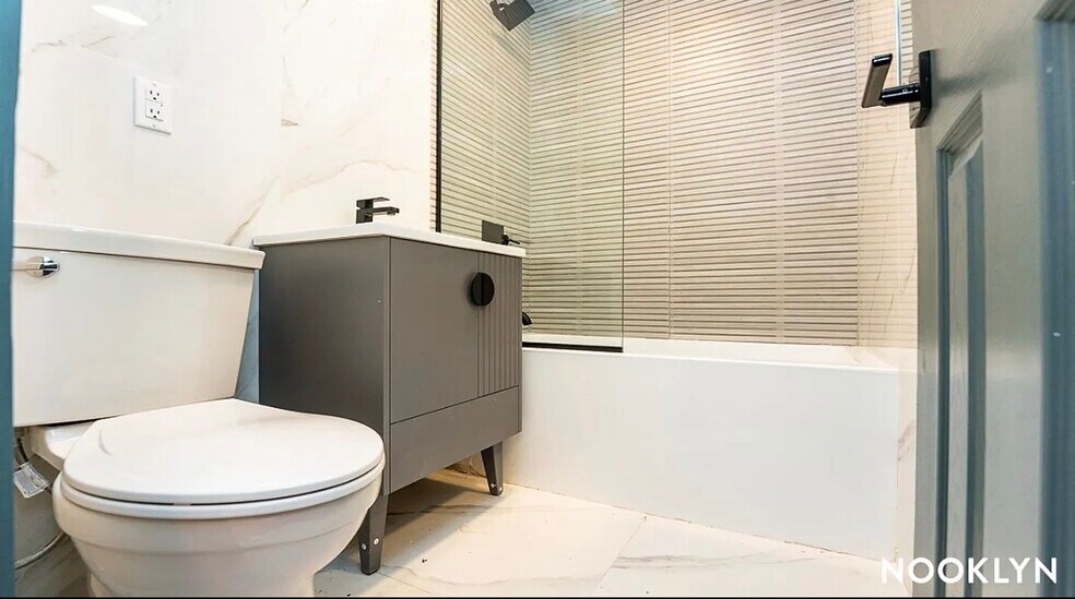 Building Photo - 52 Monitor St