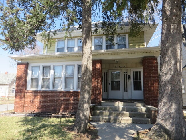 Building Photo - 826 Nuttman Ave