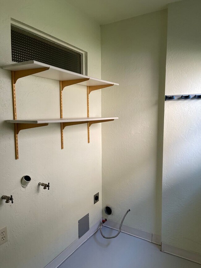 Building Photo - CHARMING 4 BED 2 BATH HOUSE NEAR DOWNTOWN