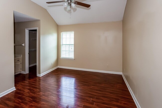 Building Photo - 6719 Ross Manor Dr