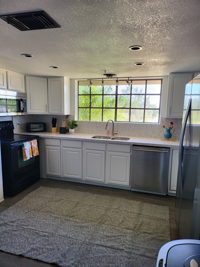 Building Photo - 1211 N Miller Rd