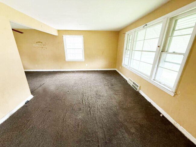Building Photo - 3 BED 1 BATH SINGLE FAMILY HOME