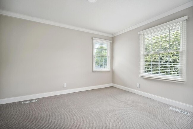 Building Photo - 5721 Londonderry Rd