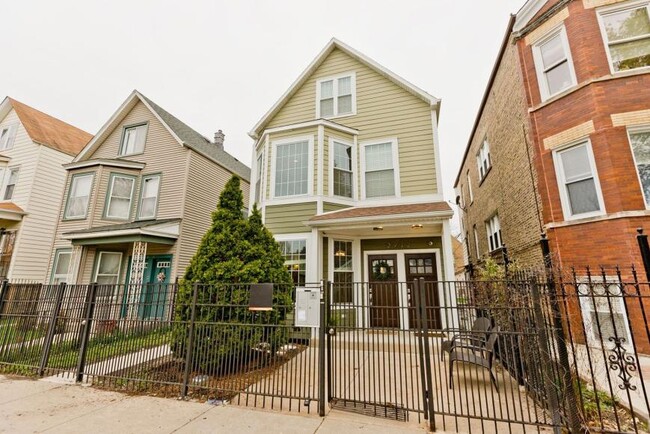 Primary Photo - 2 bedroom in Chicago IL 60618