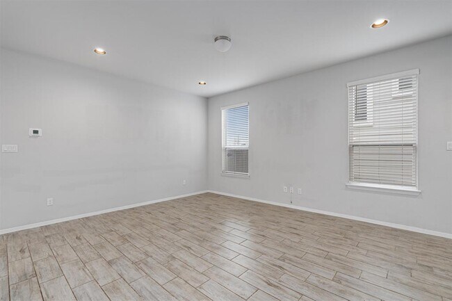 Building Photo - 300 Delta Crst