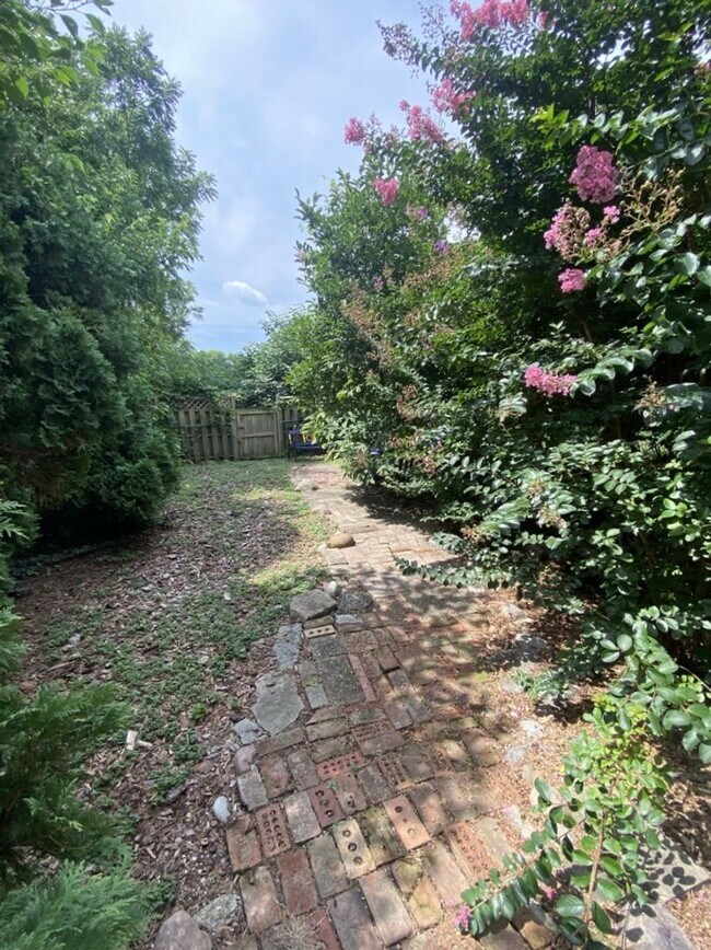 Building Photo - 6 Bed/2.5 Bath Mins. From UC $775/pp ($4,6...