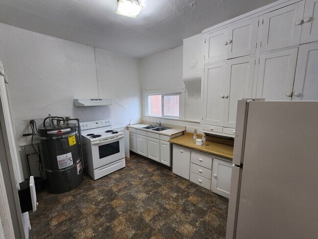 Building Photo - 620 NE Maple St