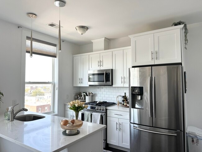 Primary Photo - 1901 SUMMIT Ave