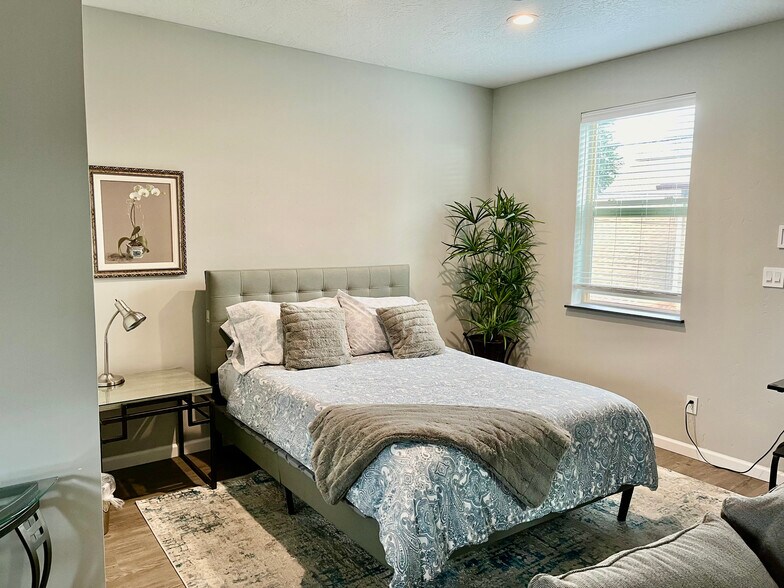 Building Photo - 241 E 36th St