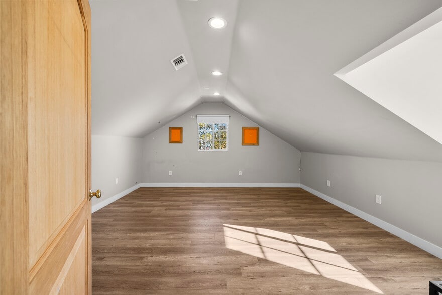 Building Photo - 6223 Simpson Ave