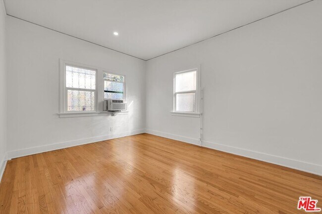 Building Photo - 858 1/2 S Gramercy Pl