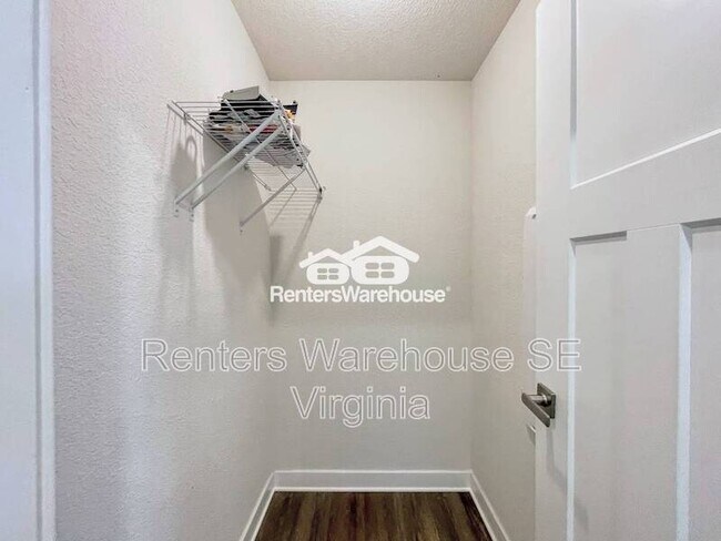 Building Photo - 1724 Defiance Dr