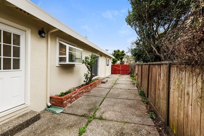 Building Photo - 3 Bedroom Home Available In Albany!