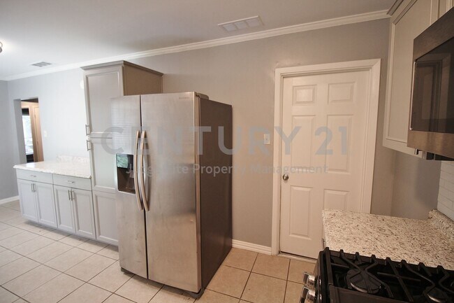 Building Photo - Tastefully Updated 2/1/1 Ready for Immediate Occupancy!