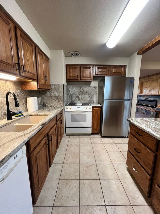 Building Photo - Country Living Close to Town!